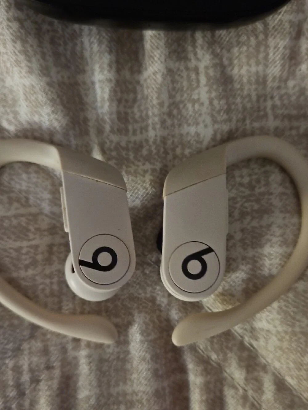 Beats by Dre Powerbeats Wireless Earphones in White with Charging Case
